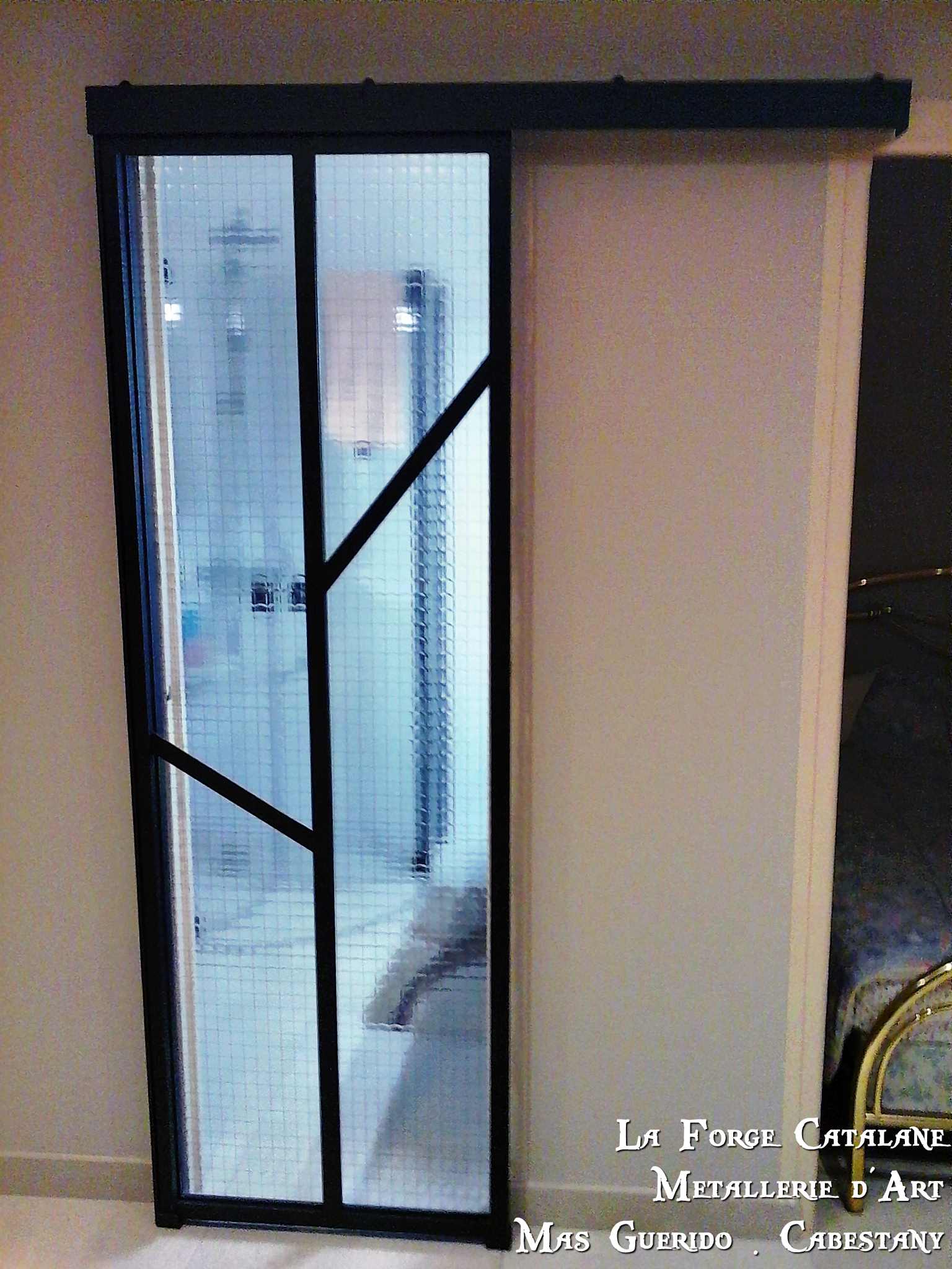 porte verriere coulissante motif fer plat oblique vitrage armée fer forge catalane (2).jpg